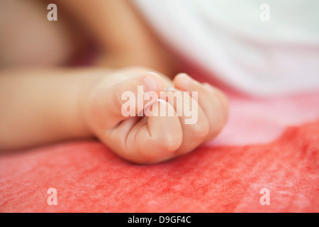Bébé garçon dormir dans le lit Banque D'Images