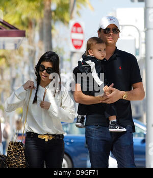 Kourtney Kardashian et Scott Disick partenaire et leur fils Mason Dash Disick quitter le restaurant La Scala après le déjeuner. Los Angeles, Californie - 15.03.11 Banque D'Images