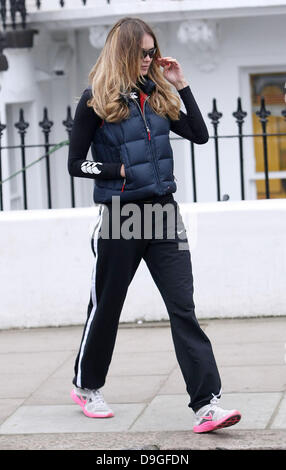 Elle Macpherson après avoir déposé son fils à l'école de Londres, Angleterre - 16.03.11 Banque D'Images