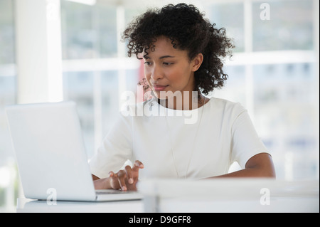 Femme au travail sur un ordinateur portable à la maison Banque D'Images