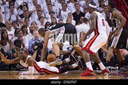 Miami, Floride, USA. 18 Juin, 2013. Miami Heat shooting guard Dwyane Wade (3) brouille le serrage de balle avec San Antonio Spurs Boris Diaw centre (33) à l'AmericanAirlines Arena le 18 juin 2013. Credit : Crédit : Allen Eyestone/Le Palm Beach Post/ZUMAPRESS.com/Alamy Live News Banque D'Images