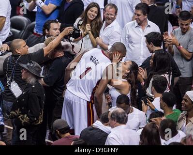 Miami, Floride, USA. 19 Juin, 2013. Miami Heat Chris Bosh centre (1) reçoit un baiser de sa femme, Adrienne, après la chaleur défait les Spurs 103-100 en prolongation de l'AmericanAirlines Arena à 6 jeu le 18 juin 2013. Credit : Crédit : Allen Eyestone/Le Palm Beach Post/ZUMAPRESS.com/Alamy Live News Banque D'Images