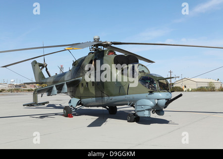 Un hélicoptère Mi-24 Hind. Banque D'Images