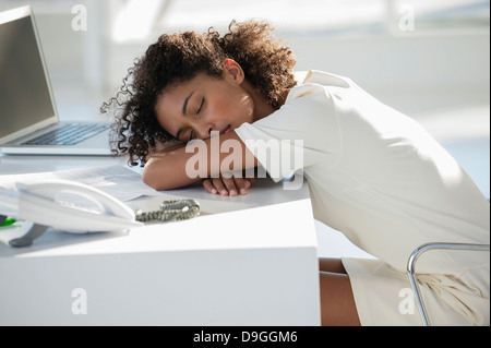 Sieste femme avec sa tête reposant sur 24 Banque D'Images
