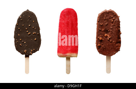 Ensemble de différents fruits et chocolat dessert icecream sur bâton en bois, isolé sur blanc Banque D'Images