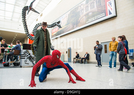 Londres, Royaume-Uni - 26 mai : Spiderman et Docteur Octopus cosplayers posant à l'MCMExpo au centre Excel. 26 mai 2013 à Londres. Banque D'Images