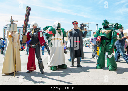 Londres, Royaume-Uni - 26 mai : Warhammer cosplayeurs habillés comme des space marines et l'inquisiteur se tenant devant l'Excel Centre à l'MCMExpo Banque D'Images