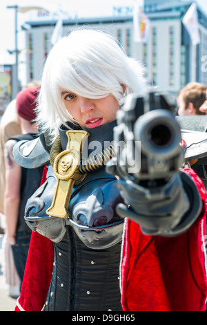 Londres, Royaume-Uni - 26 mai : Warhammer soeur de bataille cosplayeuse pointing gun à huis clos à l'extérieur de l'Excel Centre à l'MCMExpo. 26 mai Banque D'Images