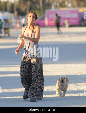 Minka Kelly sur l'ensemble de la nouvelle série TV 'Charlies Angels' dans South Beach Miami Beach, Floride - 16.03.11 Banque D'Images