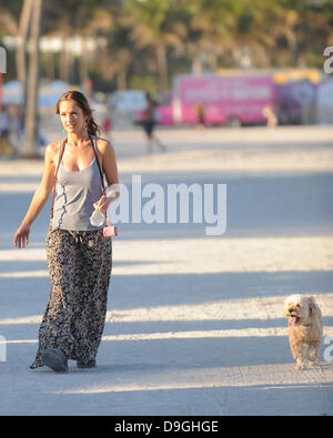 Minka Kelly sur l'ensemble de la nouvelle série TV 'Charlies Angels' dans South Beach Miami Beach, Floride - 16.03.11 Banque D'Images