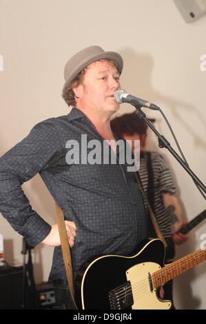 Mark Chadwick (chant, guitare, harmonica) pour les niveleurs niveleurs de la performance live de l'enregistrement du dossier 'niveler la terre' pour Kerrang ! Radio à Lionel Street, sur c'est 20 ans Birmingham, Angleterre - 17.03.11 Banque D'Images