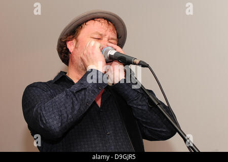 Mark Chadwick (chant, guitare, harmonica) pour les niveleurs niveleurs de la performance live de l'enregistrement du dossier 'niveler la terre' pour Kerrang ! Radio à Lionel Street, sur c'est 20 ans Birmingham, Angleterre - 17.03.11 Banque D'Images