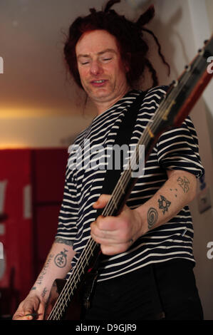 Jeremy Cunningham (guitare basse, chant) pour les niveleurs niveleurs de la performance live de l'enregistrement du dossier 'niveler la terre' pour Kerrang ! Radio à Lionel Street, sur c'est 20 ans Birmingham, Angleterre - 17.03.11 Banque D'Images