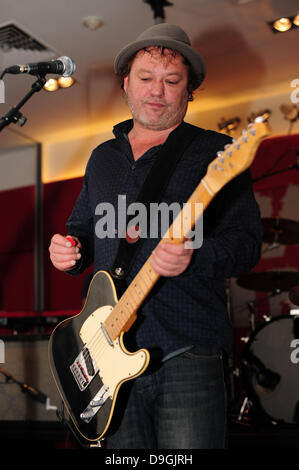 Mark Chadwick (chant, guitare, harmonica) pour les niveleurs niveleurs de la performance live de l'enregistrement du dossier 'niveler la terre' pour Kerrang ! Radio à Lionel Street, sur c'est 20 ans Birmingham, Angleterre - 17.03.11 Banque D'Images