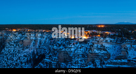 Vue sur Grand Canyon Village vers Humphreys Peak et Flagstaff au crépuscule. En Arizona, USA. Banque D'Images