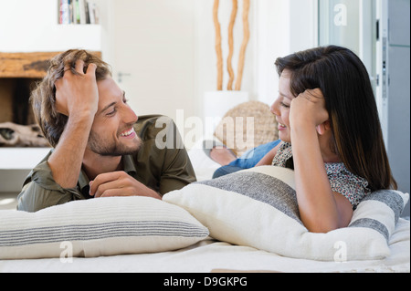 Couple lying on the bed and smiling Banque D'Images