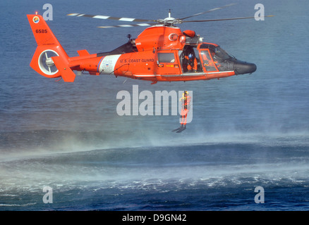 Un nageur-sauveteur de la Garde côtière des États-Unis est descendu dans l'eau au cours de la formation avec un équipage de la Garde côtière Station Air Los Angeles le 31 novembre 2012 au large de la jetée Hermosa Beach, CA. Banque D'Images