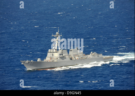 Lance-missiles le destroyer USS Chung-Hoon. Banque D'Images