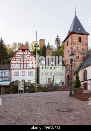 Église catholique dans l'ancienne ville village de Hirschhorn en Hesse district de l'Allemagne sur les rives de la rivière Neckar Banque D'Images