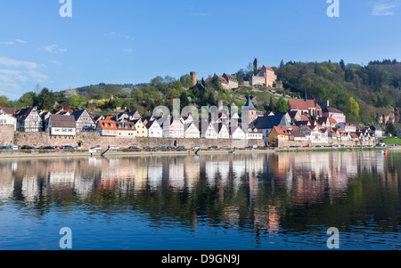 Ancienne ville village de Hirschhorn en Hesse district de l'Allemagne sur les rives de la rivière Neckar Banque D'Images