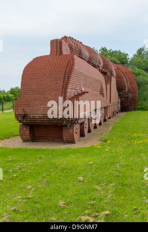 Le train d'une sculpture par le sculpteur David Mach construit à l'aide de briques à Morton Park Durham Darlington Co. Banque D'Images