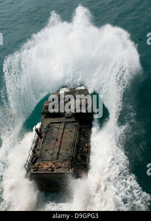 Les Marines américains conduire un véhicule amphibie d'assaut dans l'océan Pacifique. Banque D'Images