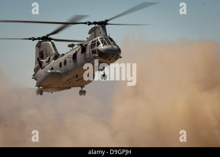 Un Corps des Marines américains CH-46E Sea Knight hélicoptère commence à terre. Banque D'Images