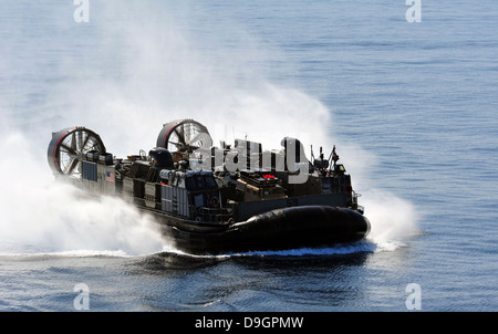 Un Landing Craft Air Cushion transite par l'océan Pacifique. Banque D'Images