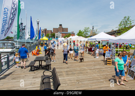 Samedi marché artisanal sur le canal à Buffalo, New York au bord de l'historique Banque D'Images