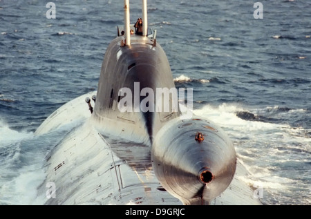 Vue aérienne de la poupe d'une flotte russe du Nord classe AKULA sous-marin d'attaque à propulsion nucléaire en cours sur la surface du 1 er janvier 1994. Banque D'Images