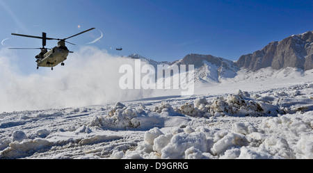 Neige vole comme un CH-47 Chinook de l'armée américaine se prépare à terre. Banque D'Images