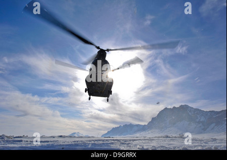 Un hélicoptère CH-47 Chinook s'exécute à partir d'une zone d'atterrissage. Banque D'Images