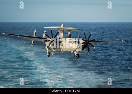 L'océan Pacifique, le 18 octobre 2012 - Un E-2C Hawkeye se prépare à la terre à bord du porte-avions USS Nimitz (CVN 68). Banque D'Images