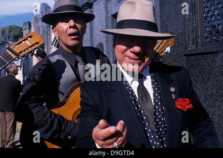 Les chanteurs de tango de la ville à s'occuper du cimetière de Chacarita pour commémorer l'anniversaire de la mort de Carlos Gardel. Banque D'Images