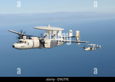 20 novembre 2012 - Deux E-2C Hawkeye avions volent au-dessus de l'océan Pacifique près de Ventura, en Californie. Banque D'Images