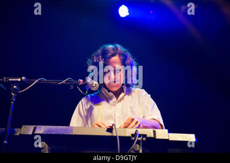 Manchester, UK. 18 juin 2013. Groupe de rock alternatif les éleveurs au Ritz, Manchester, UK, le 18 juin 2013. Clavier et joueur de violon Carrie Bradley. Crédit : John Bentley/Alamy Live News Banque D'Images