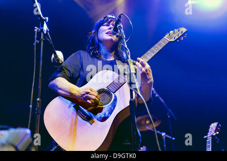 Manchester, UK. 18 juin 2013. Groupe de rock alternatif les éleveurs au Ritz, Manchester, UK, le 18 juin 2013. Kim Deal, guitare et chant. Crédit : John Bentley/Alamy Live News Banque D'Images