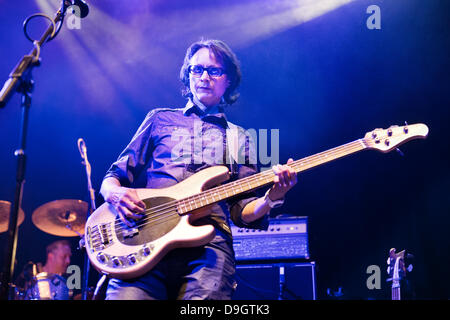 Manchester, UK. 18 juin 2013. Groupe de rock alternatif les éleveurs au Ritz, Manchester, UK, le 18 juin 2013. Josephine Wiggs bassiste. Crédit : John Bentley/Alamy Live News Banque D'Images