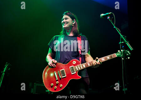 Manchester, UK. 18 juin 2013. Groupe de rock alternatif les éleveurs au Ritz, Manchester, UK, le 18 juin 2013. Hugues Aufray guitare et chant. Crédit : John Bentley/Alamy Live News Banque D'Images