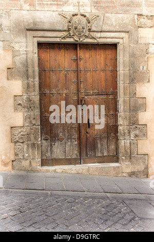 Vieille porte en bois, en pierre, en bois marron avec porte métallique et de petites croix en metal Banque D'Images