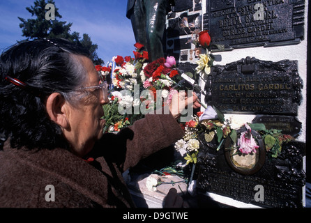 Buenos Aires. Une femme met des fleurs sur la tombe de Carlos Gardel à l'anniversaire de la mort du chanteur. Banque D'Images