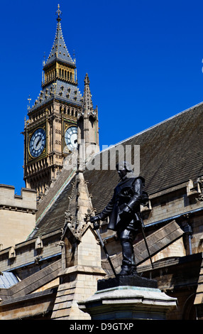 Statue d'Oliver Cromwell situé en dehors de la Maison du Parlement à Londres. Banque D'Images