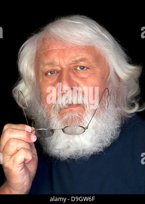 Hauts avec barbe complète, pensant avec lunettes dans sa main Banque D'Images