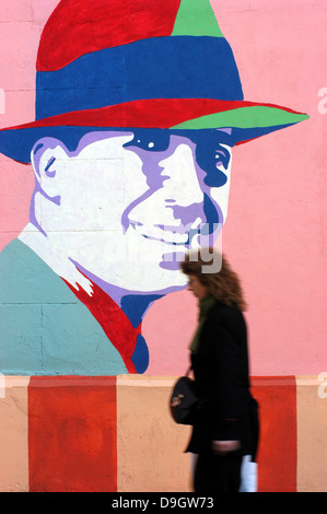 Une femme marche à travers le quartier d'Abasto/d'une affiche avec l'image de Carlos Gardel Banque D'Images