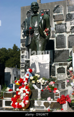 Buenos Aires. La Tombe de Carlos Gardel plein de fleurs sur l'anniversaire de sa mort. Banque D'Images