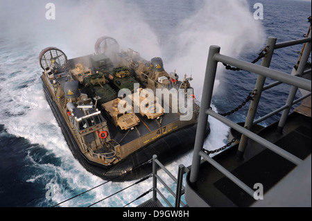 Landing Craft Air Cushion s'approche du pont du coffre de l'USS Bonhomme Richard. Banque D'Images