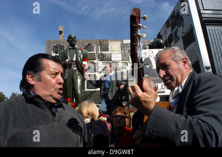 Les chanteurs de tango de la ville à s'occuper du cimetière de Chacarita pour commémorer l'anniversaire de la mort de Carlos Gardel. Banque D'Images