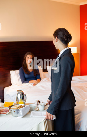 Waitress une femme dans une chambre d'hôtel Banque D'Images