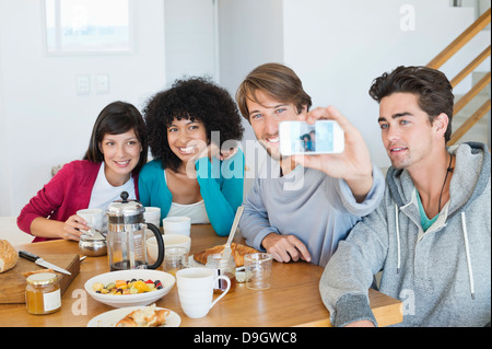 Les amis de prendre une photographie d'eux-mêmes avec un téléphone mobile Banque D'Images