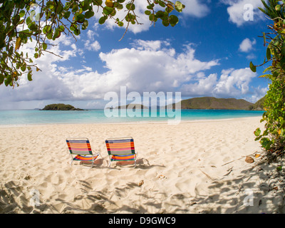 Plage de deux chaises vides sur Cinnamon Bay Beach sur l'île des Caraïbes de St John dans les îles Vierges américaines Banque D'Images